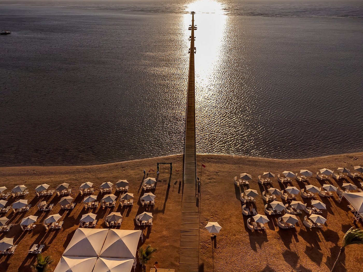 Rixos Premium Seagate — კერძო სანაპირო და პირსი მზის ჩასვლისას